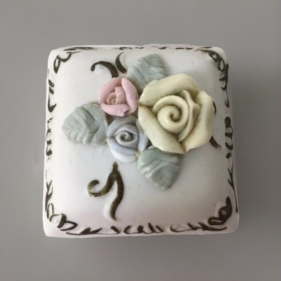 Vintage UCGC Trinket Box Porcelain Bisque Dresser Pill Jewelry Flowers Korea - Picture 3 of 12